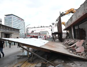 Ulus’ta İnşaat Platformu Çöktü: 3 Yaralı!